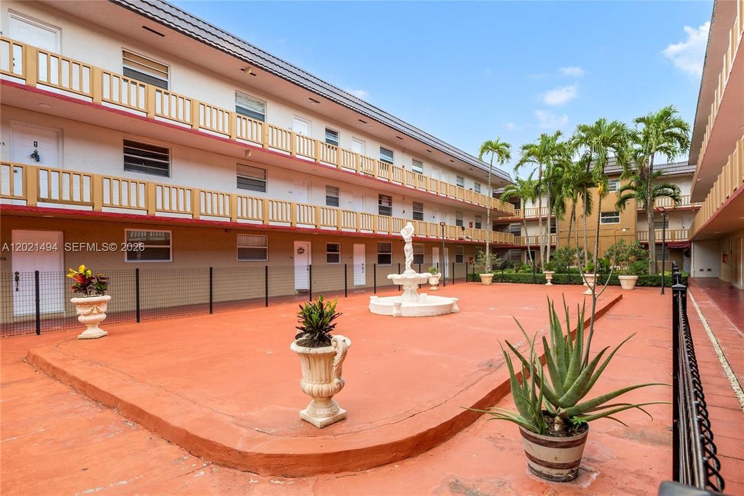 For Sale: $219,900 (2 beds, 1 baths, 747 Square Feet)