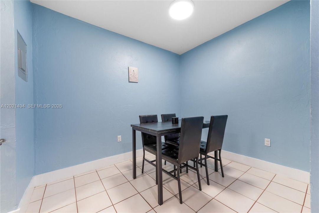 For Sale: $219,900 (2 beds, 1 baths, 747 Square Feet)