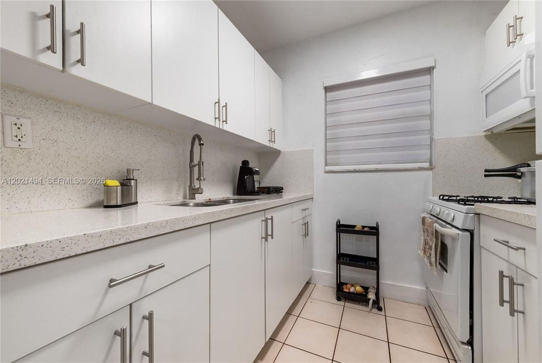 For Sale: $219,900 (2 beds, 1 baths, 747 Square Feet)