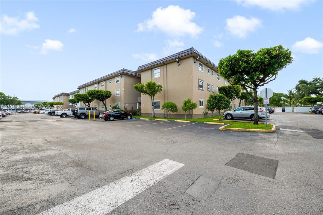For Sale: $219,900 (2 beds, 1 baths, 747 Square Feet)