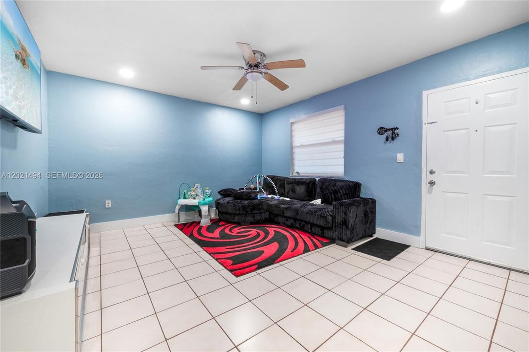 For Sale: $219,900 (2 beds, 1 baths, 747 Square Feet)
