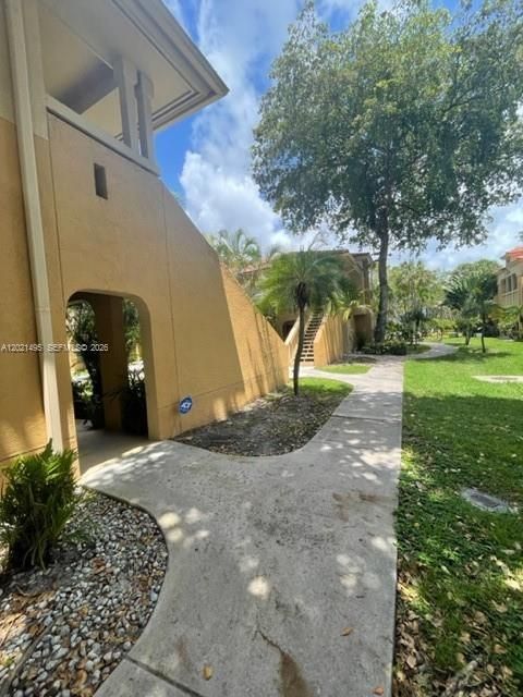 For Rent: $2,000 (2 beds, 2 baths, 888 Square Feet)