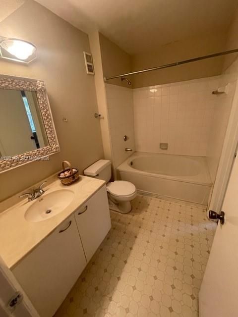 For Rent: $2,000 (2 beds, 2 baths, 888 Square Feet)