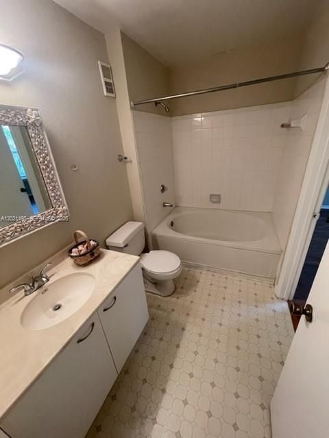 For Rent: $2,000 (2 beds, 2 baths, 888 Square Feet)