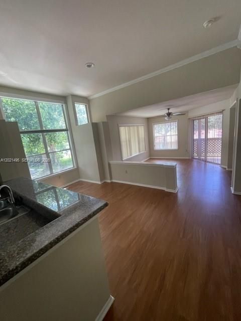 For Rent: $2,000 (2 beds, 2 baths, 888 Square Feet)