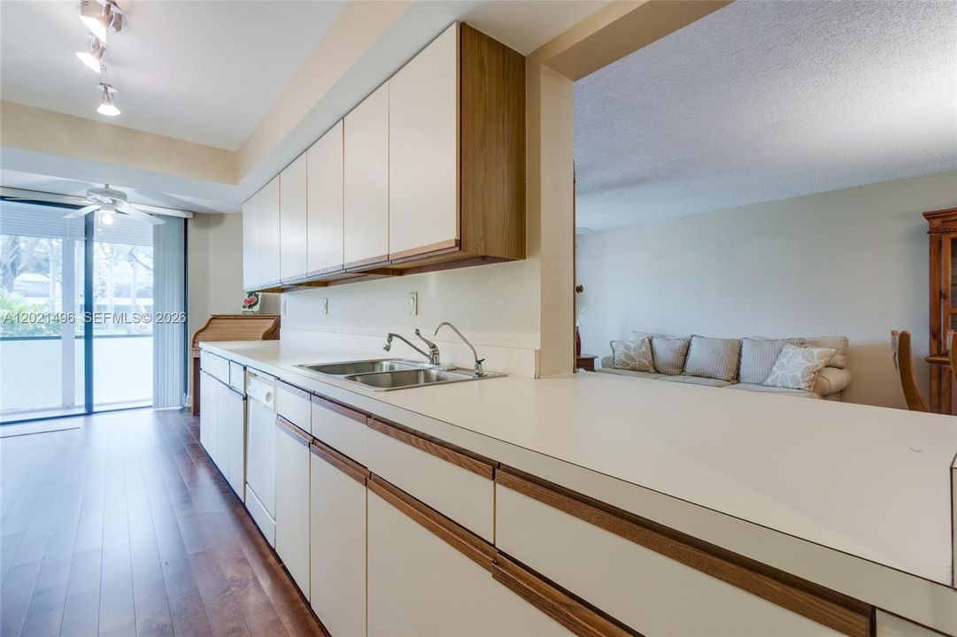 En Venta: $320,000 (2 camas, 2 baños, 1300 Pies cuadrados)