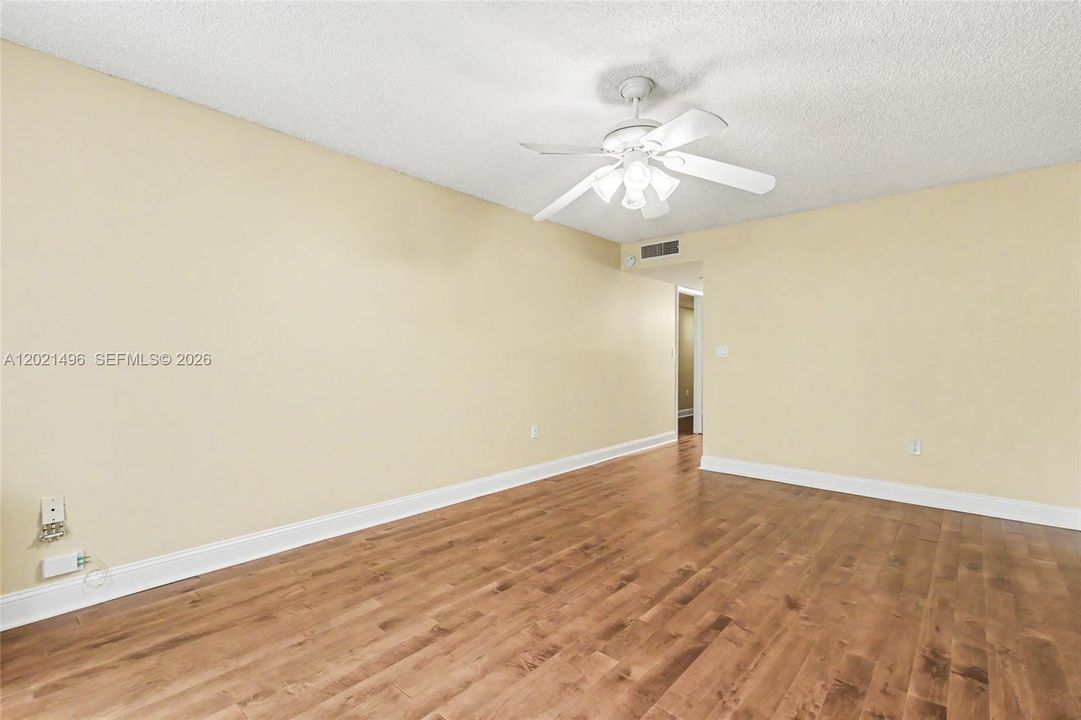 En Venta: $320,000 (2 camas, 2 baños, 1300 Pies cuadrados)