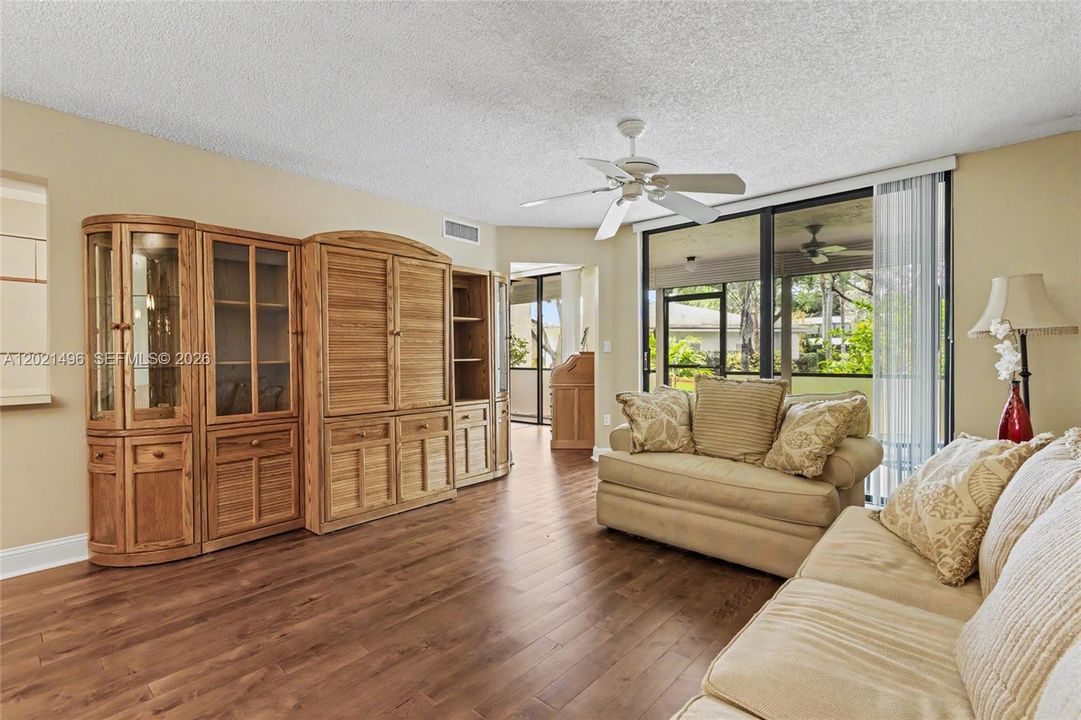 En Venta: $320,000 (2 camas, 2 baños, 1300 Pies cuadrados)