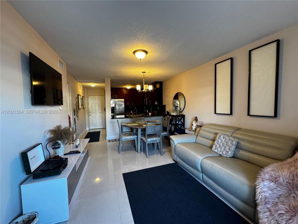 For Sale: $269,999 (2 beds, 2 baths, 867 Square Feet)
