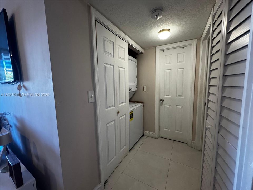 For Sale: $269,999 (2 beds, 2 baths, 867 Square Feet)