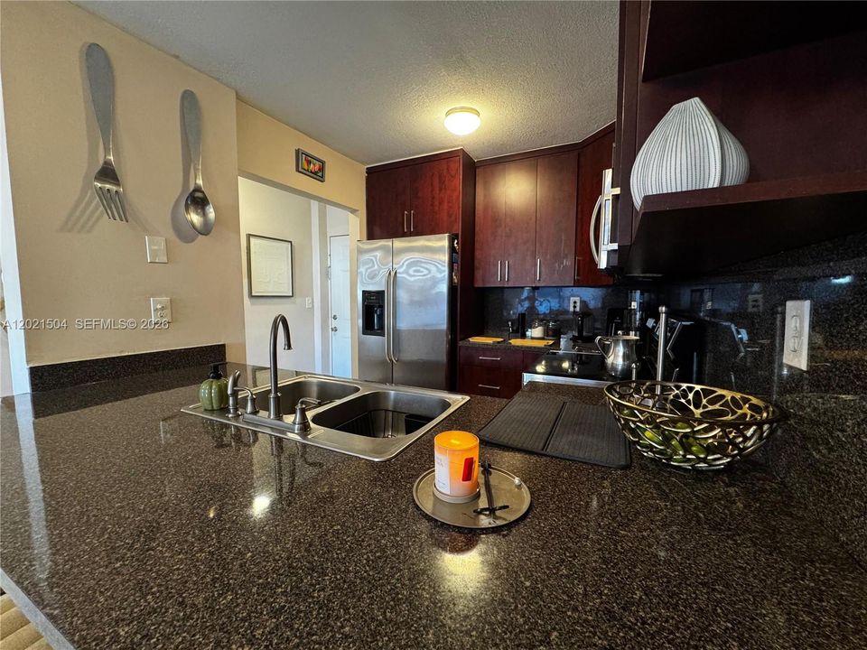 For Sale: $269,999 (2 beds, 2 baths, 867 Square Feet)