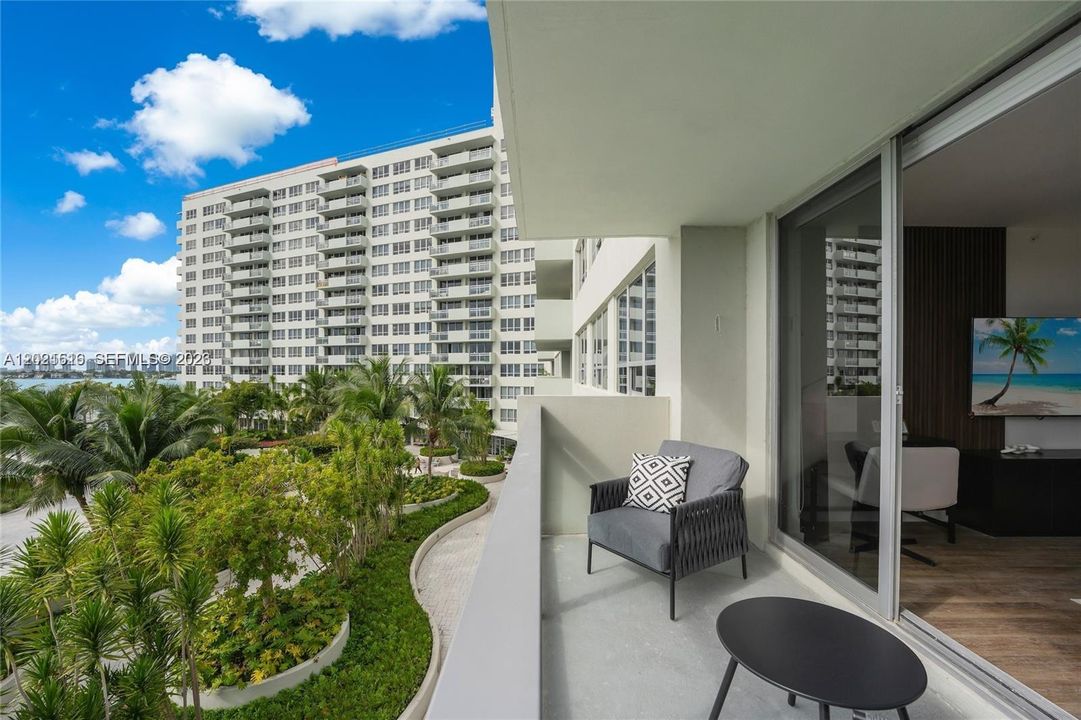 For Rent: $5,500 (2 beds, 2 baths, 1077 Square Feet)