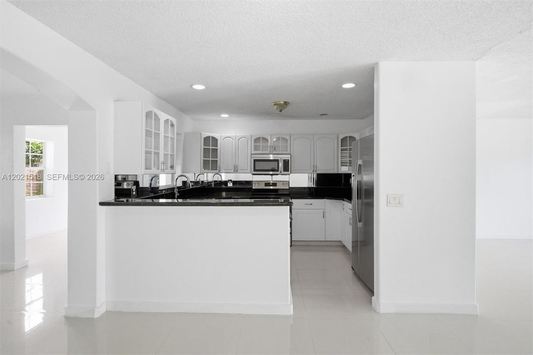 For Rent: $3,600 (4 beds, 2 baths, 1981 Square Feet)