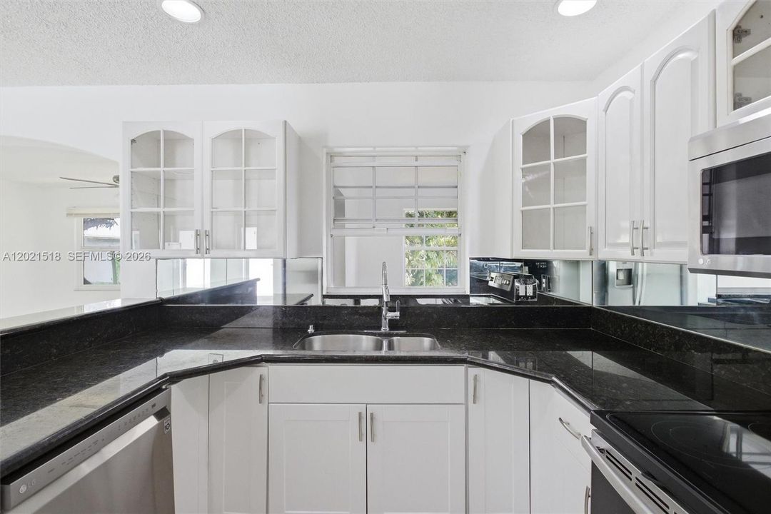 For Rent: $3,600 (4 beds, 2 baths, 1981 Square Feet)