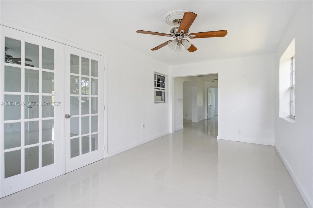 For Rent: $3,600 (4 beds, 2 baths, 1981 Square Feet)