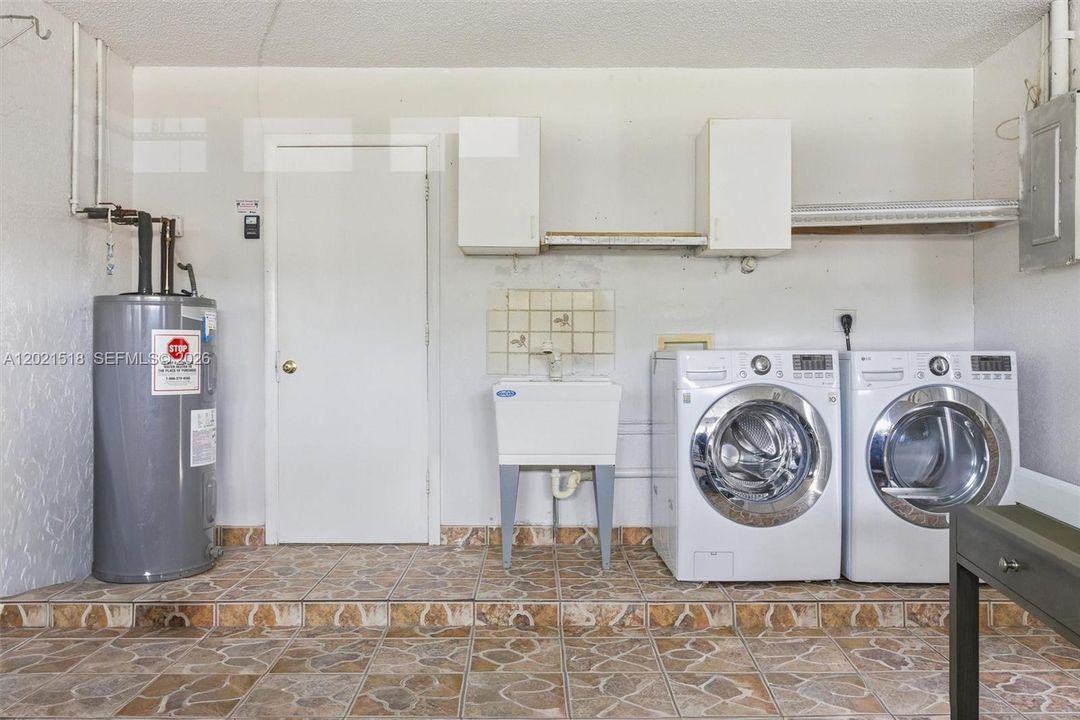 For Rent: $3,600 (4 beds, 2 baths, 1981 Square Feet)