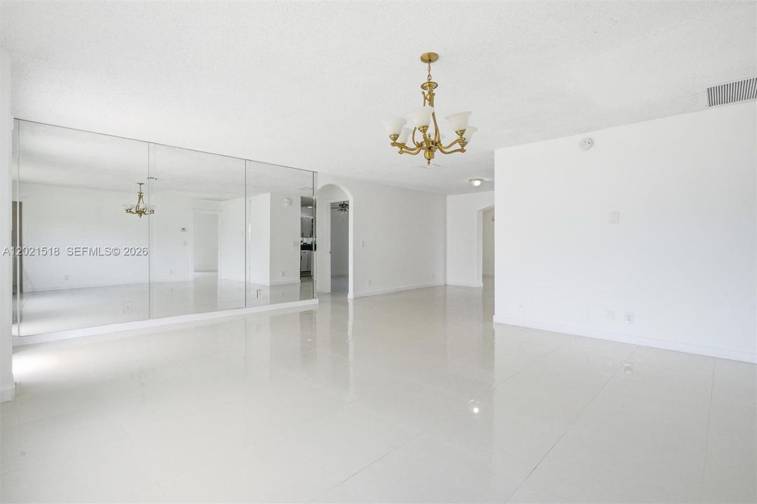 For Rent: $3,600 (4 beds, 2 baths, 1981 Square Feet)