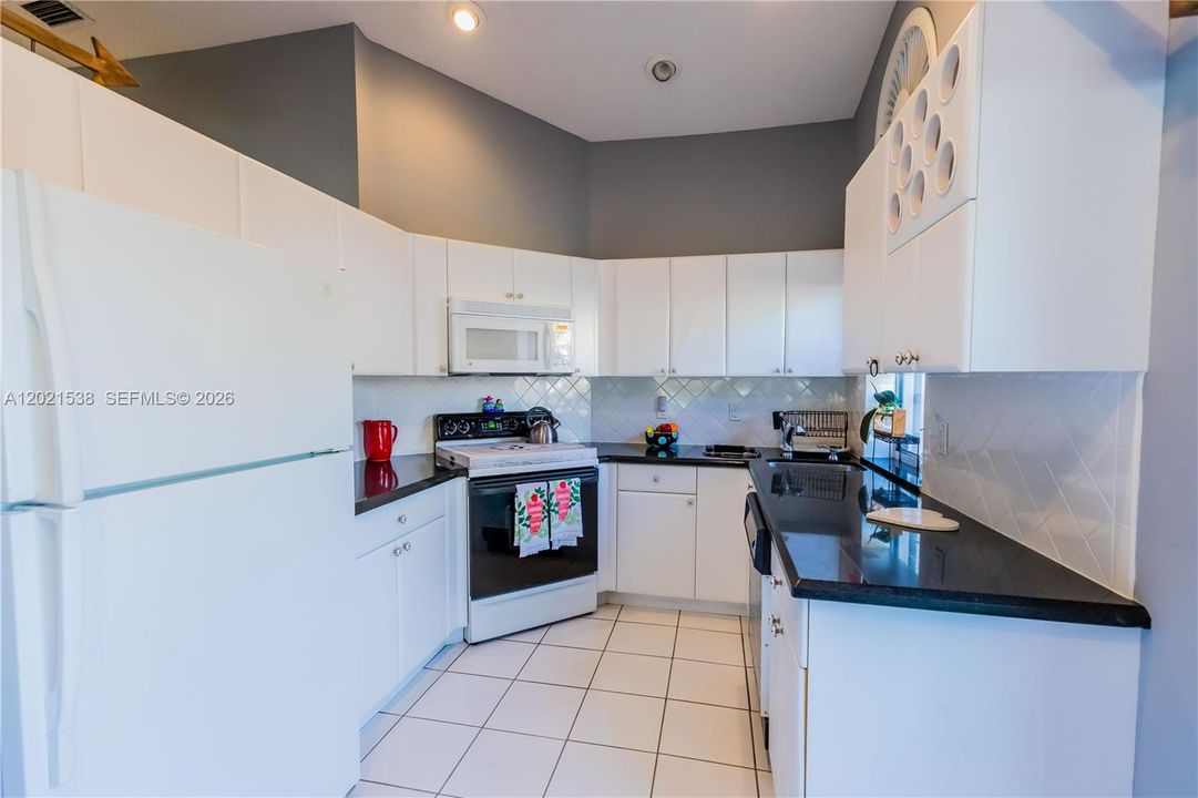 На продажу: $559,000 (3 спален, 2 ванн, 1296 Квадратных фут)