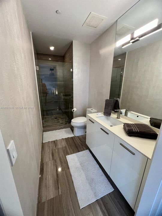 Activo con contrato: $13,500 (3 camas, 3 baños, 2365 Pies cuadrados)