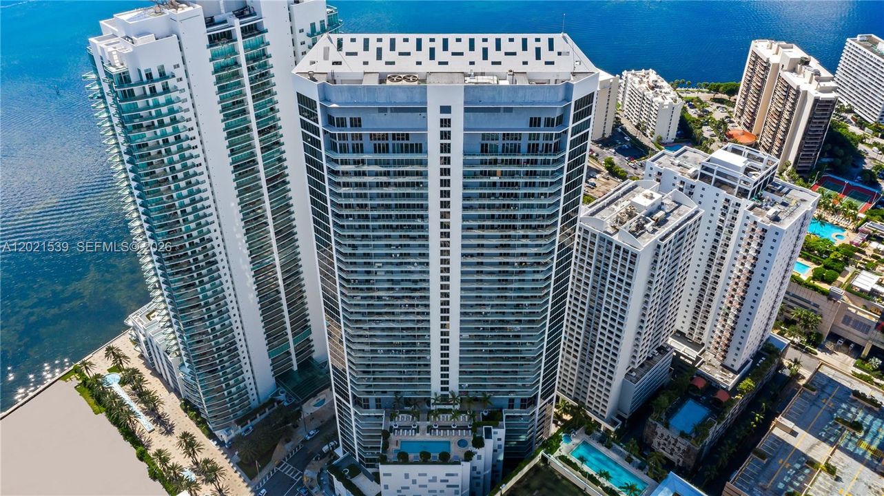 Activo con contrato: $13,500 (3 camas, 3 baños, 2365 Pies cuadrados)