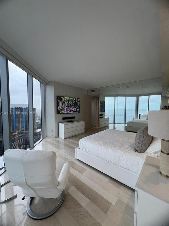 Activo con contrato: $13,500 (3 camas, 3 baños, 2365 Pies cuadrados)