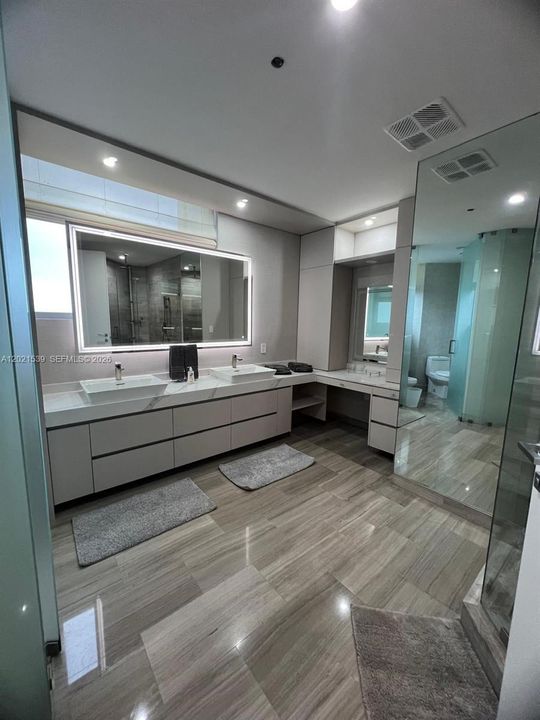 Activo con contrato: $13,500 (3 camas, 3 baños, 2365 Pies cuadrados)