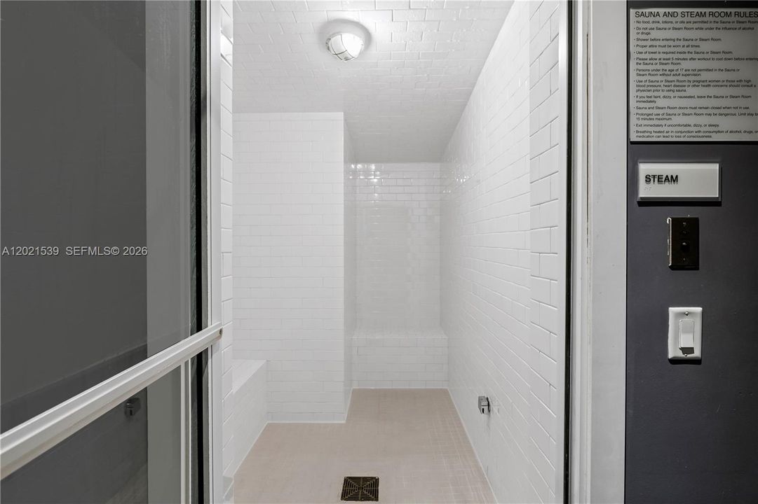 Activo con contrato: $13,500 (3 camas, 3 baños, 2365 Pies cuadrados)