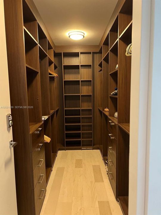 Activo con contrato: $13,500 (3 camas, 3 baños, 2365 Pies cuadrados)