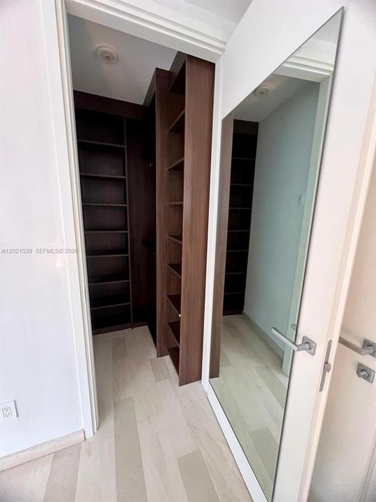 Activo con contrato: $13,500 (3 camas, 3 baños, 2365 Pies cuadrados)