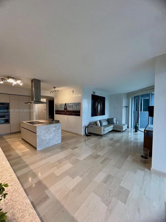 Activo con contrato: $13,500 (3 camas, 3 baños, 2365 Pies cuadrados)