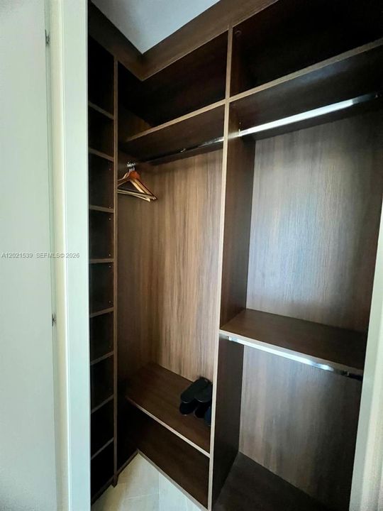 Activo con contrato: $13,500 (3 camas, 3 baños, 2365 Pies cuadrados)