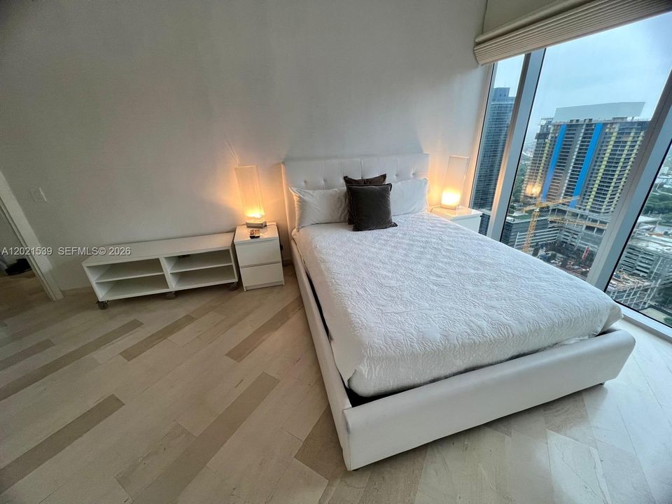 Activo con contrato: $13,500 (3 camas, 3 baños, 2365 Pies cuadrados)