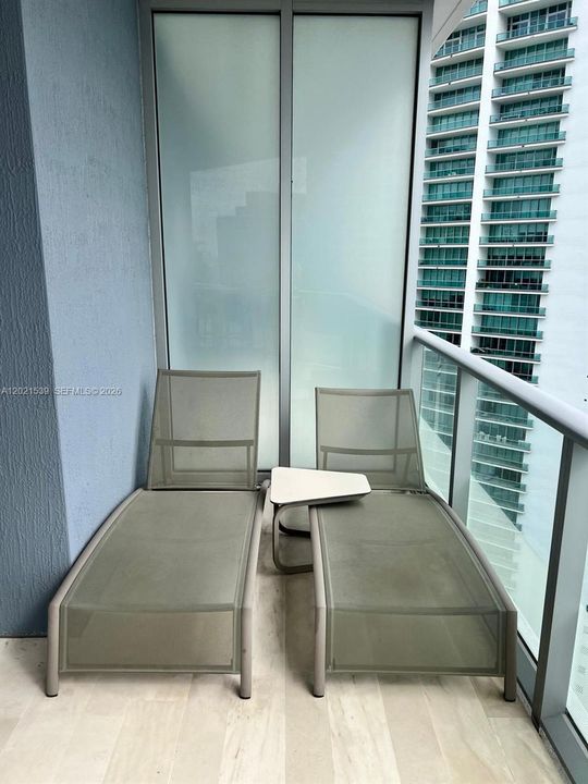 Activo con contrato: $13,500 (3 camas, 3 baños, 2365 Pies cuadrados)