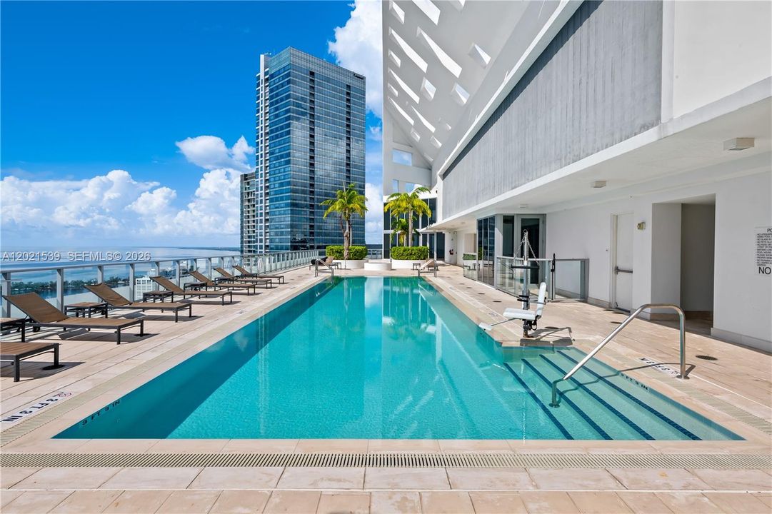 Activo con contrato: $13,500 (3 camas, 3 baños, 2365 Pies cuadrados)