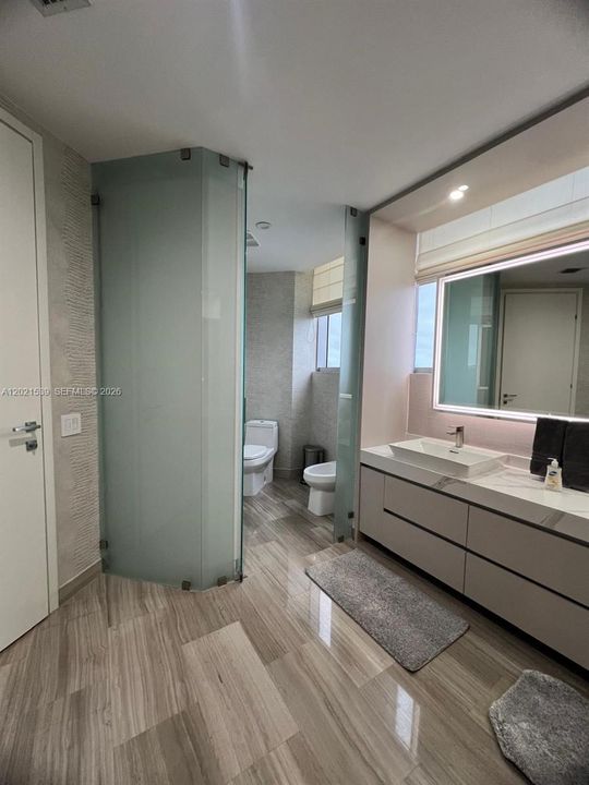 Activo con contrato: $13,500 (3 camas, 3 baños, 2365 Pies cuadrados)