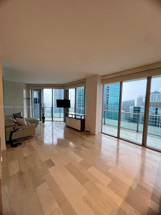 Activo con contrato: $13,500 (3 camas, 3 baños, 2365 Pies cuadrados)
