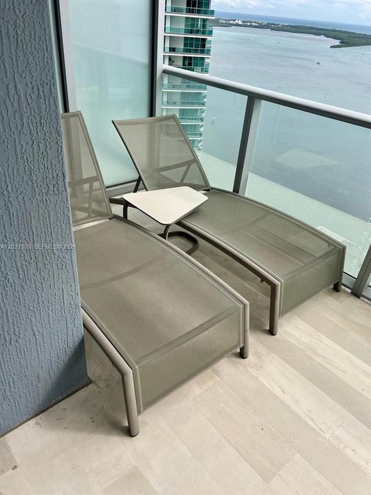 Activo con contrato: $13,500 (3 camas, 3 baños, 2365 Pies cuadrados)
