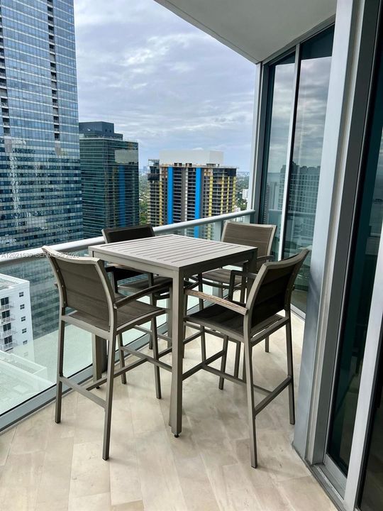 Activo con contrato: $13,500 (3 camas, 3 baños, 2365 Pies cuadrados)