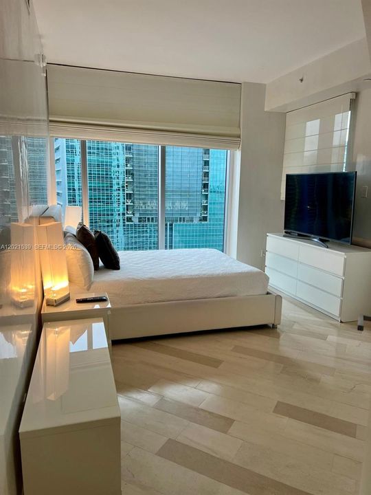 Activo con contrato: $13,500 (3 camas, 3 baños, 2365 Pies cuadrados)