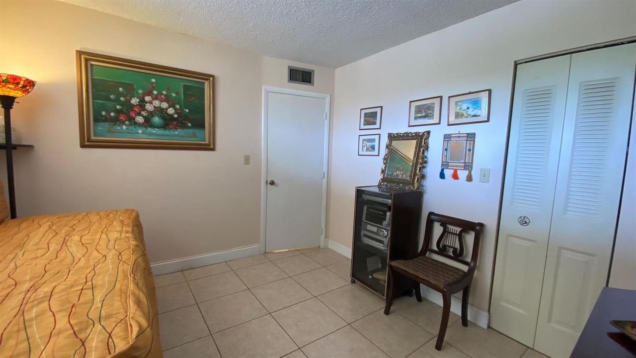 2nd Bedroom w/walk-in closet