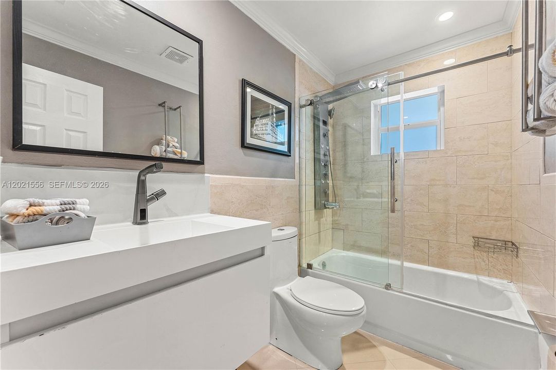 En Venta: $779,200 (3 camas, 3 baños, 1717 Pies cuadrados)