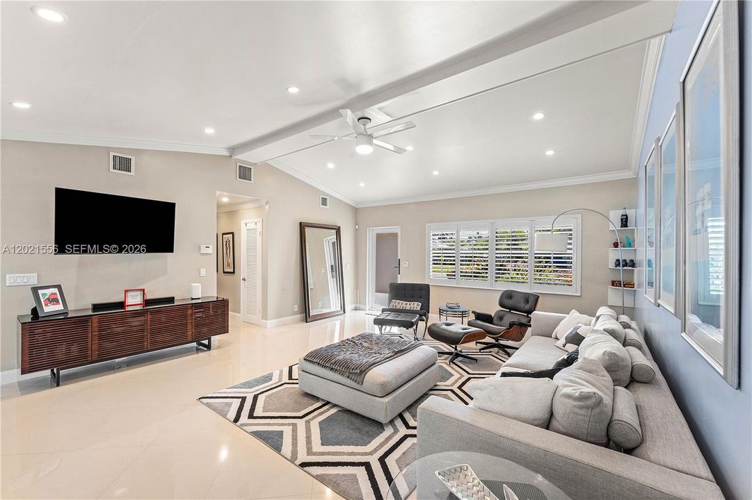 En Venta: $779,200 (3 camas, 3 baños, 1717 Pies cuadrados)
