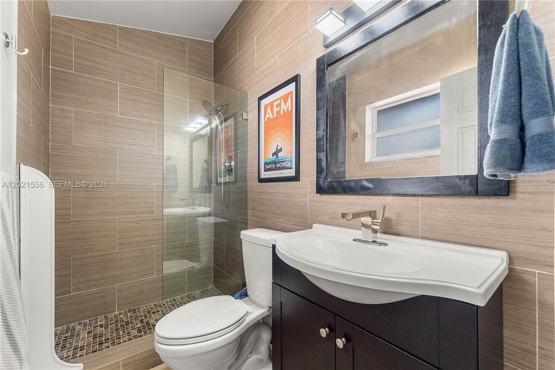 En Venta: $779,200 (3 camas, 3 baños, 1717 Pies cuadrados)