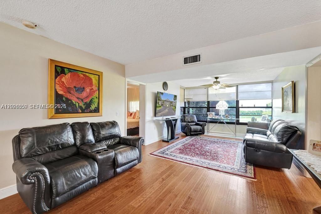 For Sale: $290,000 (2 beds, 2 baths, 1385 Square Feet)