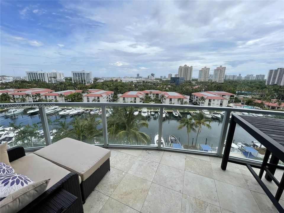 For Sale: $389,000 (1 beds, 2 baths, 816 Square Feet)