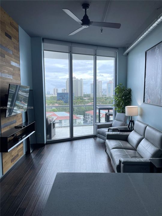 For Sale: $389,000 (1 beds, 2 baths, 816 Square Feet)
