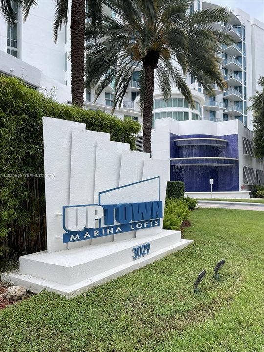 For Sale: $389,000 (1 beds, 2 baths, 816 Square Feet)