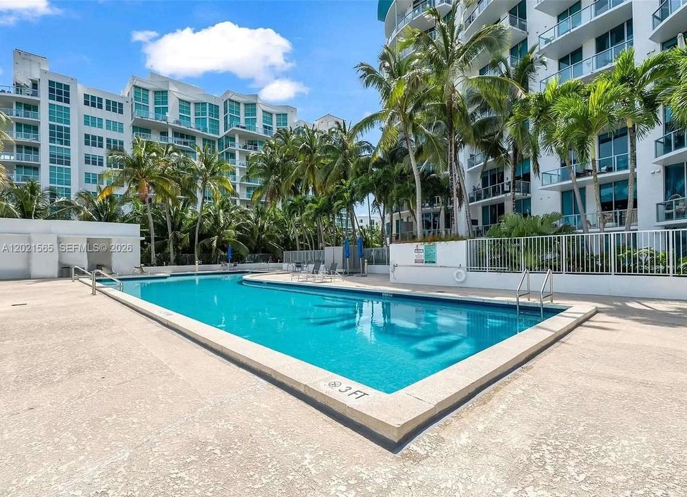 For Sale: $389,000 (1 beds, 2 baths, 816 Square Feet)