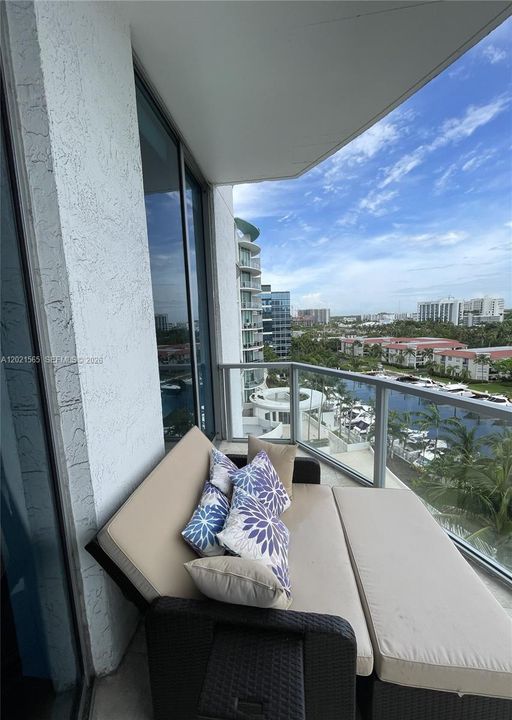 For Sale: $389,000 (1 beds, 2 baths, 816 Square Feet)