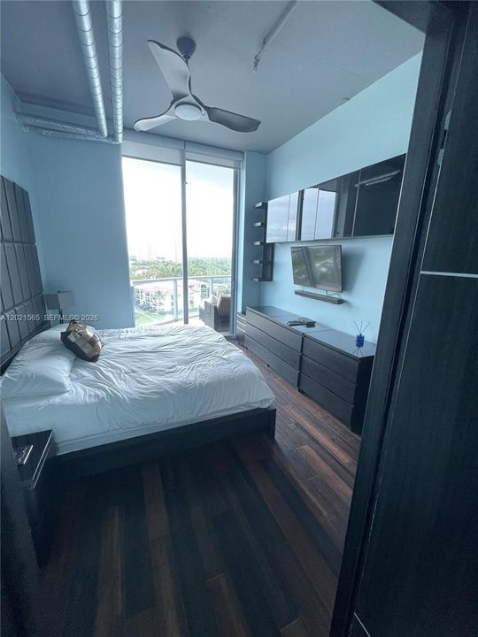 For Sale: $389,000 (1 beds, 2 baths, 816 Square Feet)